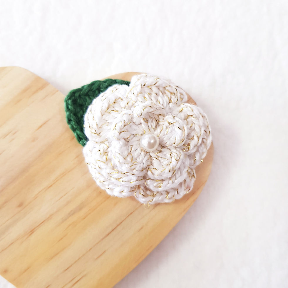 Laço Flor de Crochê Branco Ouro