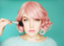 Portrait aux cheveux roses