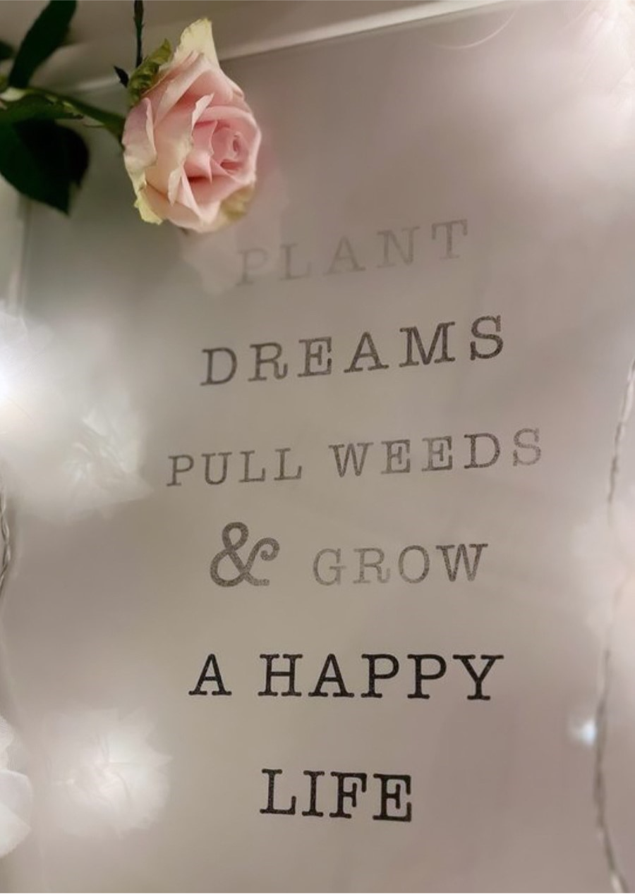 Plant Dreams pull weeds & grow a happy life englanniksi mietelause