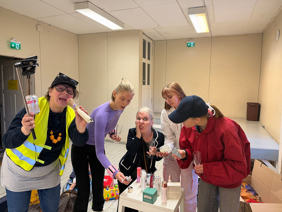 La Belle Vitue -komedian näyttelijät harjoittelemassa kohtauksen rekvisiitan kanssa Vekarateatterilla Keravalla.