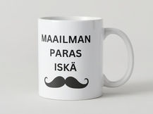 Valkoinen muki, jossa lukee teksti Maailman paras iskä ja viiksistä mustavalkoinen kuvio