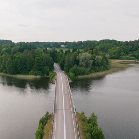 Ilmakuva Lohjansaaren kauniista järvimaisemasta ja saarelle johtavasta sillasta.