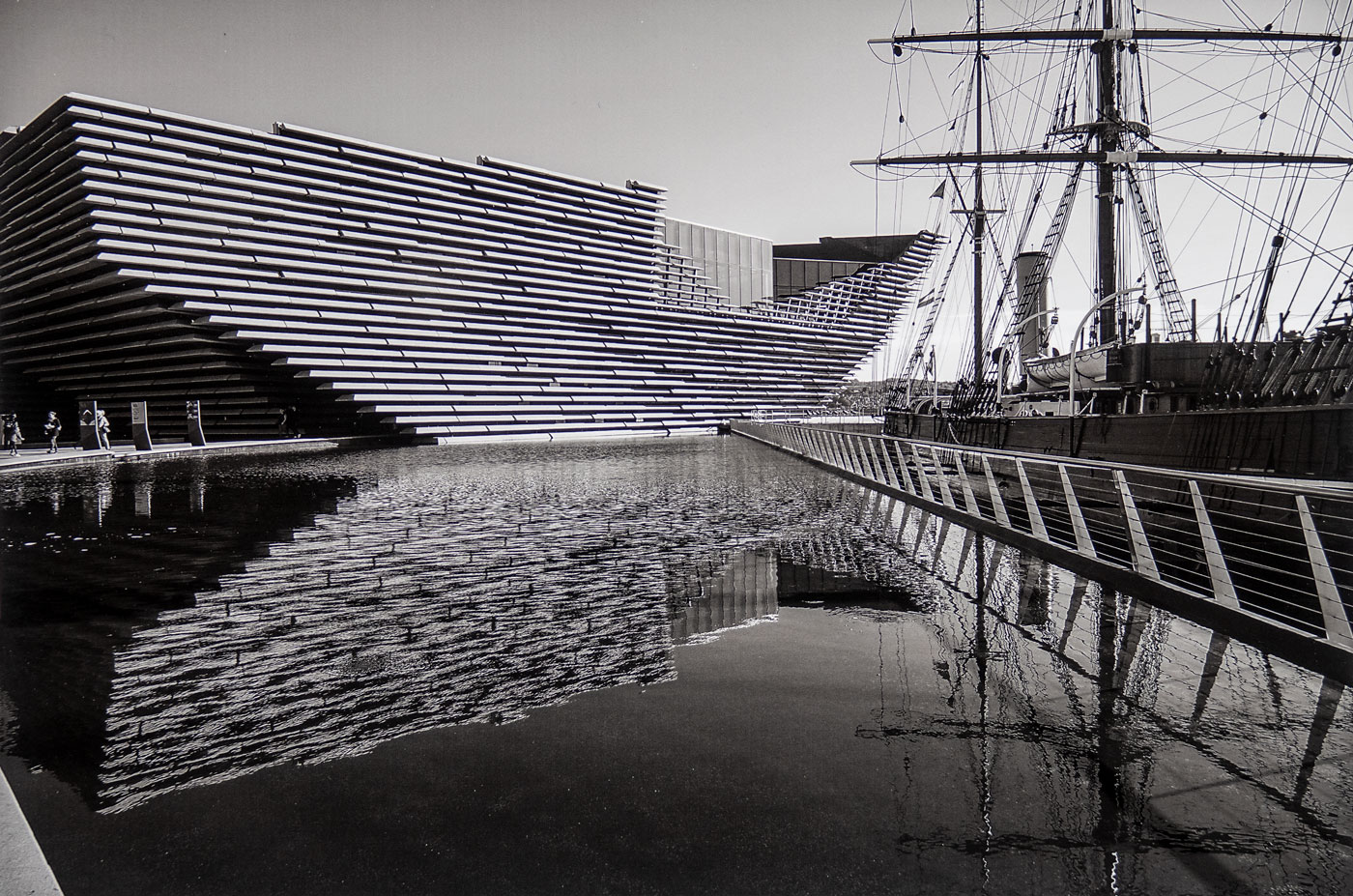 V and Discovery Dundee