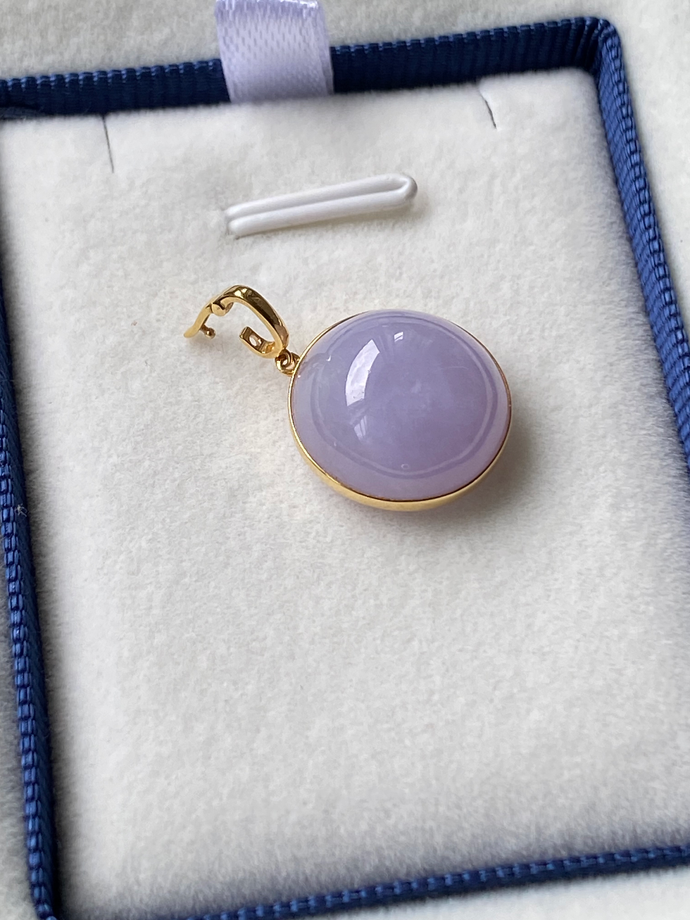 Thumbnail: 18K Yellow Gold Type A Lavender Jadeite Pendant