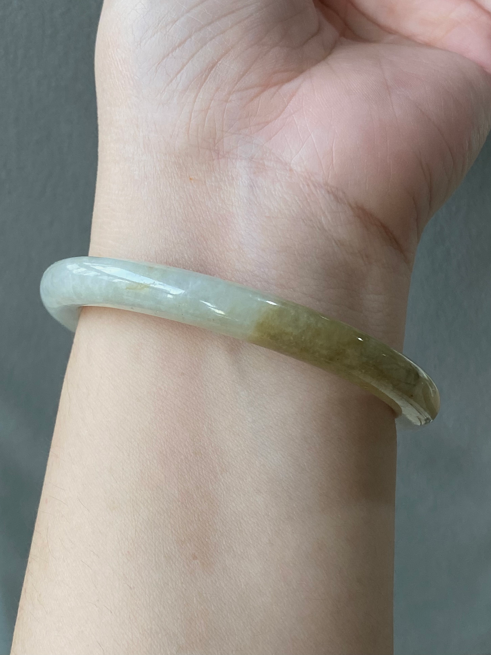 Thumbnail: 55.3MM Type A Off White Mix Jadeite Bangle
