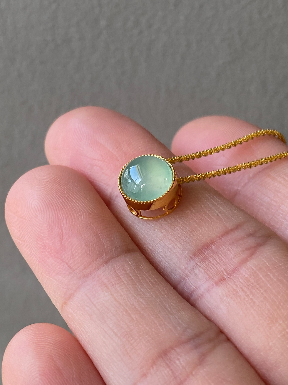 Thumbnail: 18K Yellow Gold Type A Translucent Light Green Jadeite Round Pendant