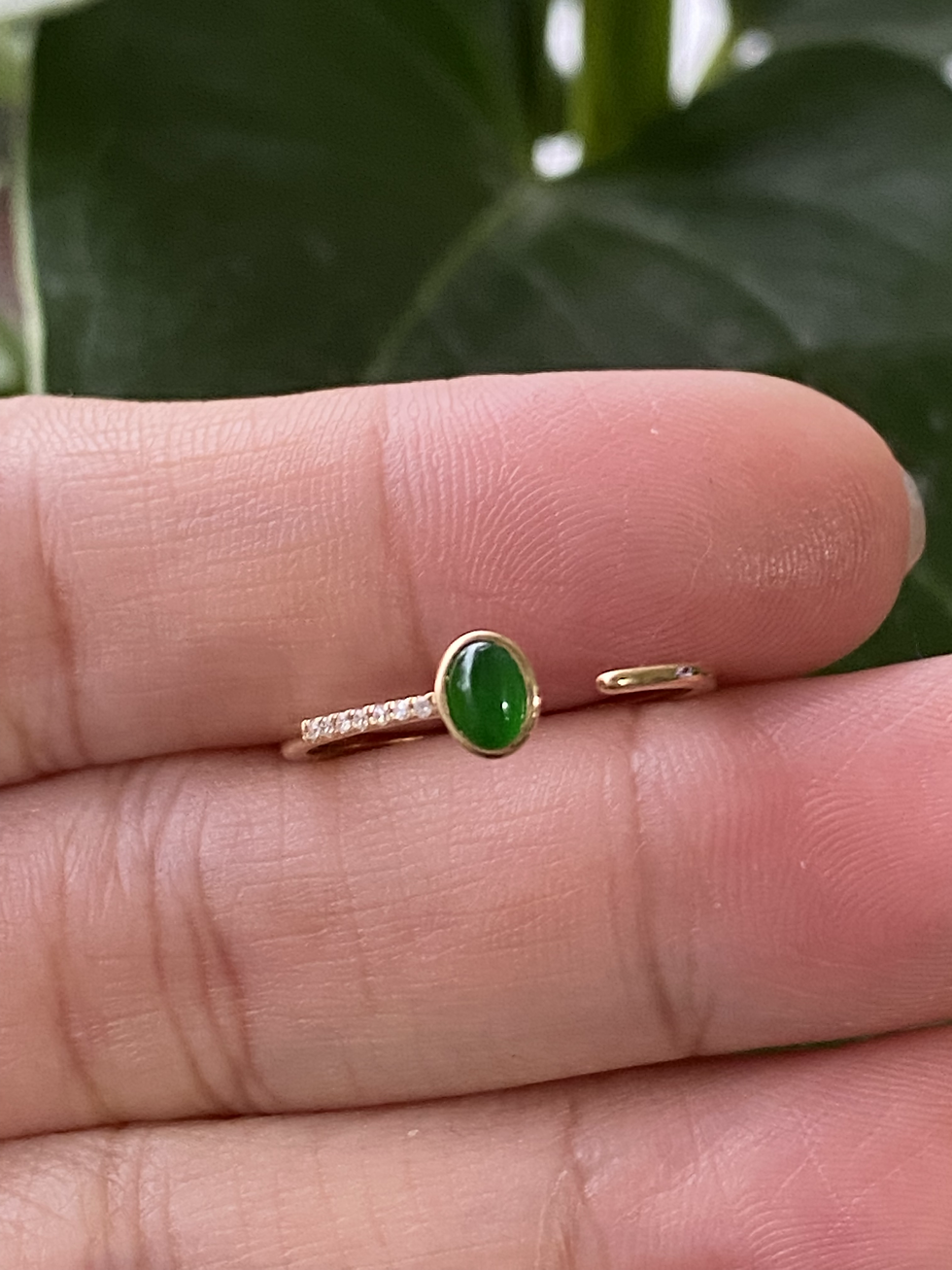 Thumbnail: 18K Yellow Gold Translucent Bright Green Jadeite Ring