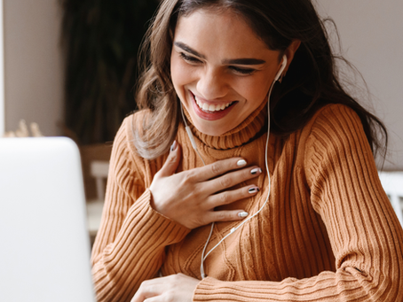 someone facetiming on their computer smiling