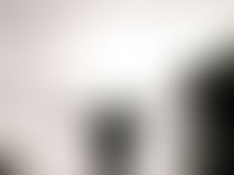 Homme de dos debout sur un promontoire, surplombant une vallée noyée dans les nuages, symbole du dépassement de la peur et de l’éveil de l’artiste intérieur.