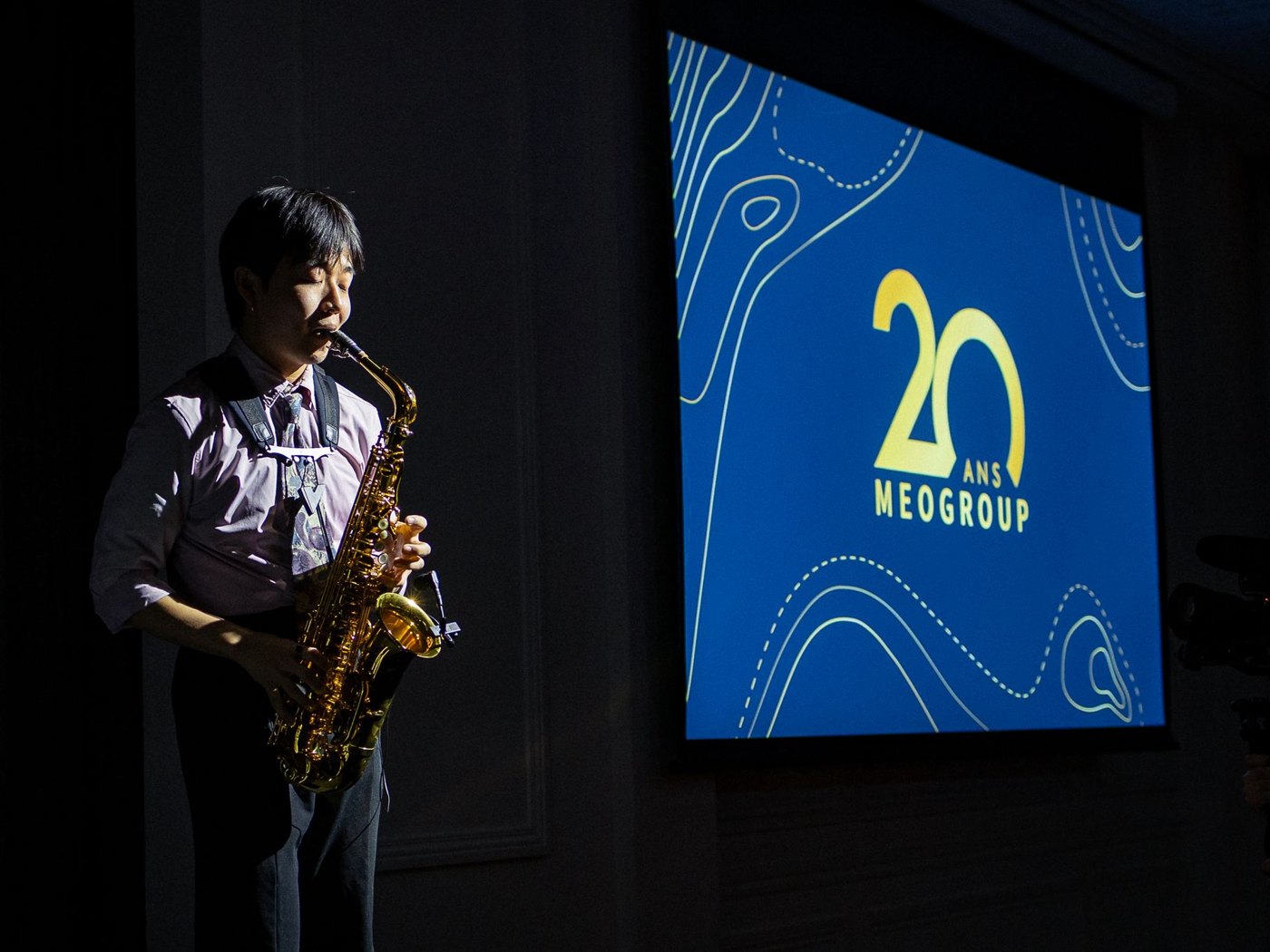 Un saxophoniste sur scène lors de la soirée des 20 ans de MEOGROUP