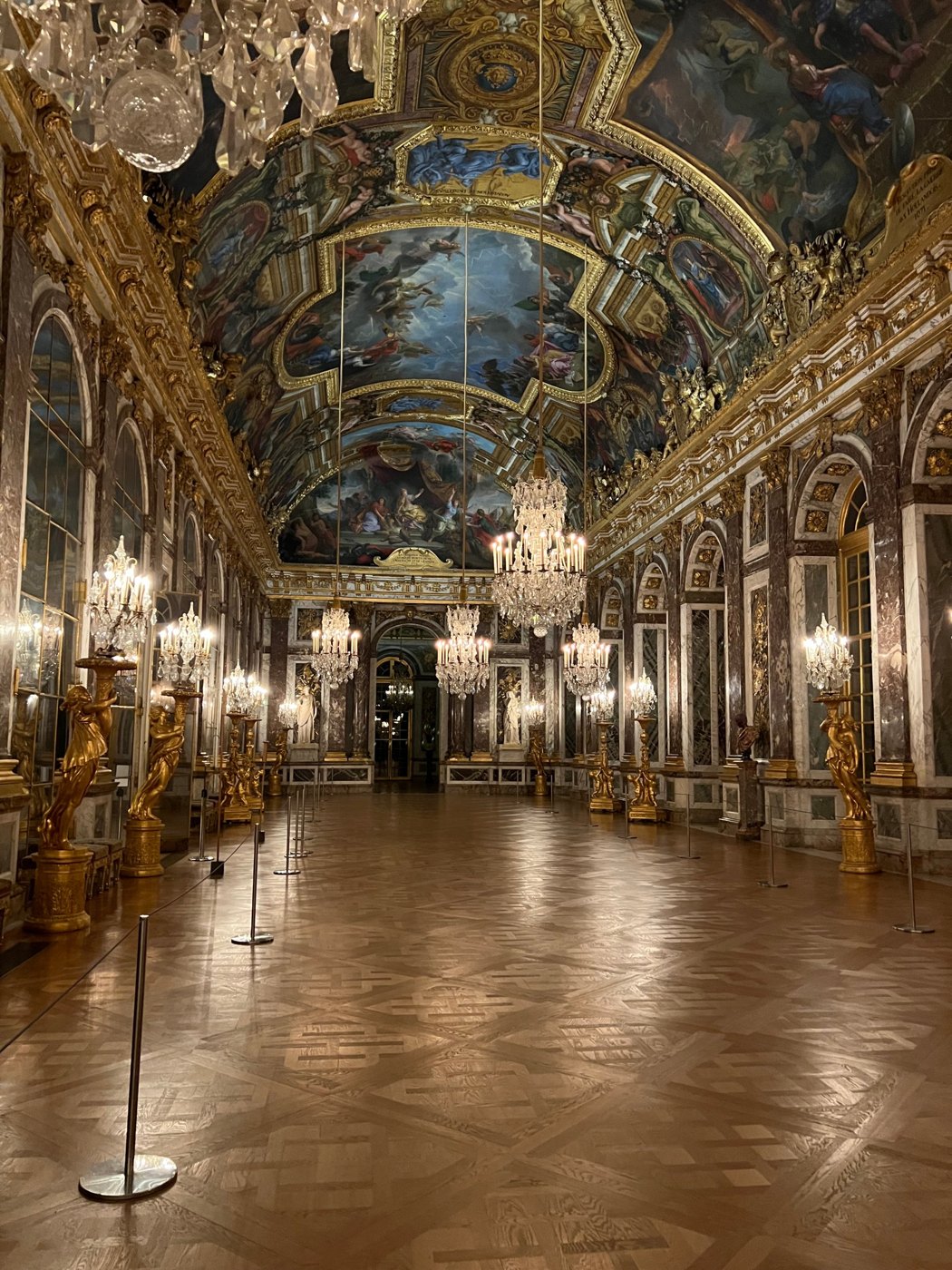 La Galerie des Glaces du château de Versailles illuminée, la nuit