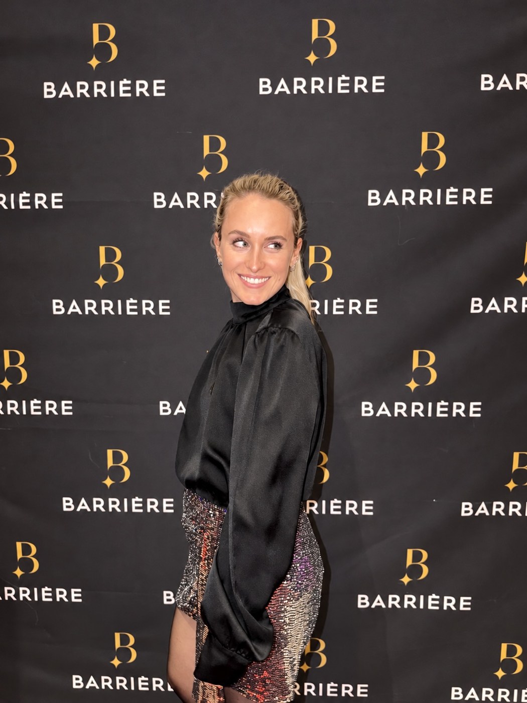 Estelle Colon, fondatrice de Symfonia, souriante en tenue de soirée