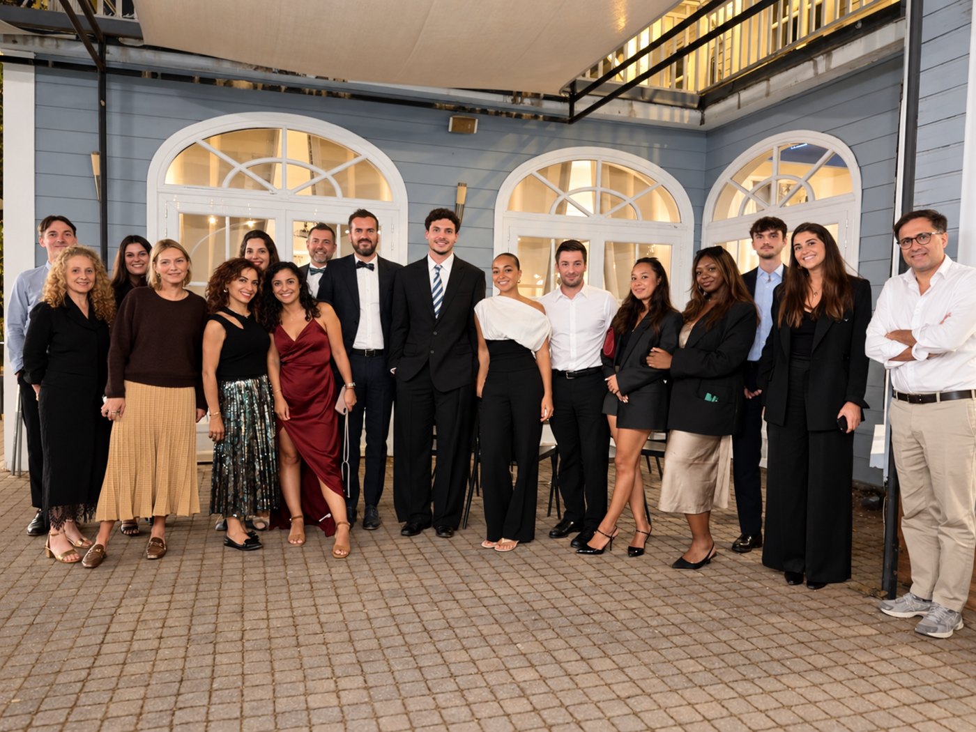 L’équipe L’Oréal réunie en tenue de soirée devant le club house d’Etiolles