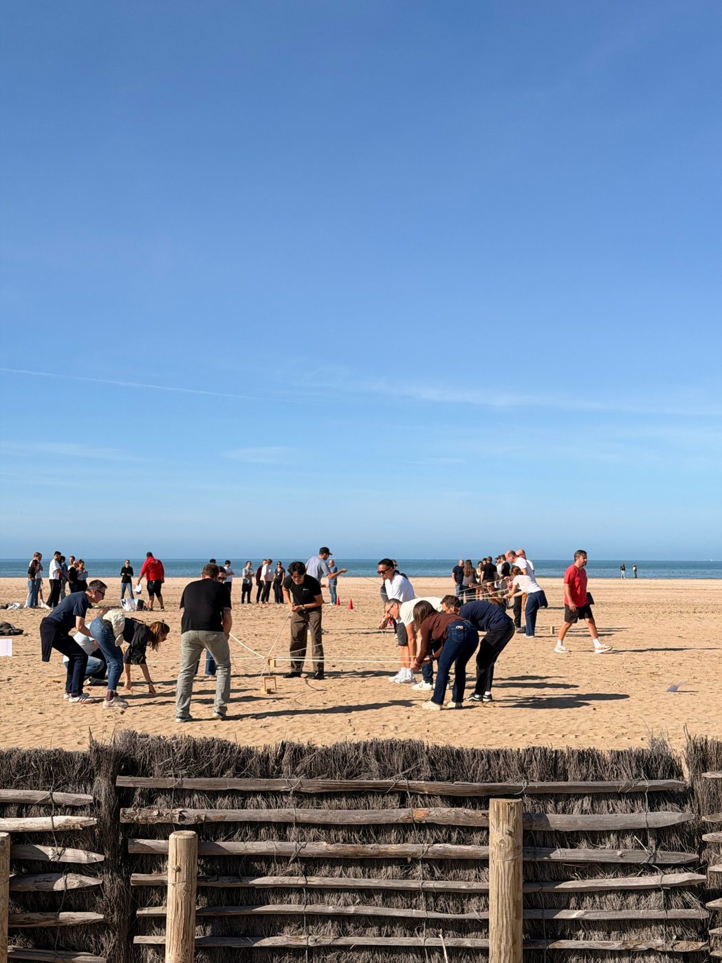 Les équipes en plein jeu collectif sur la plage de Deauville