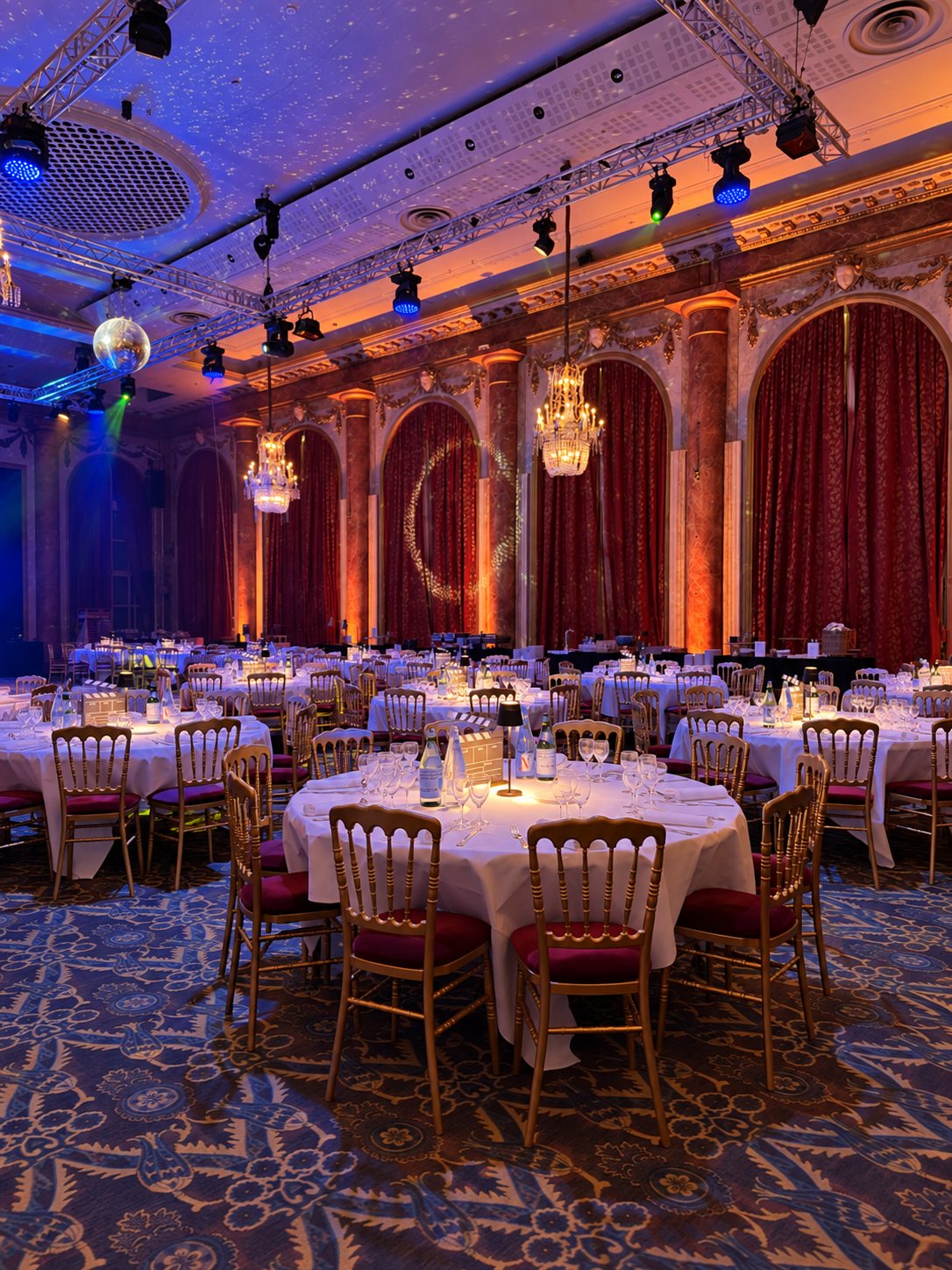 La salle de bal du Normandy dressée pour le dîner, sous les lustres et les lumières ambrées