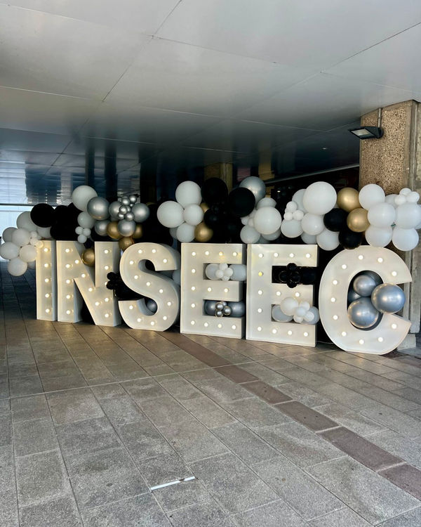Lettres géantes lumineuses entourées de ballons pour une soirée disco