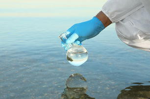Prélèvement d’un échantillon d’eau en milieu naturel, illustrant l’usage des kits de détection rapide des PFAS développés par Lynx BioTech.