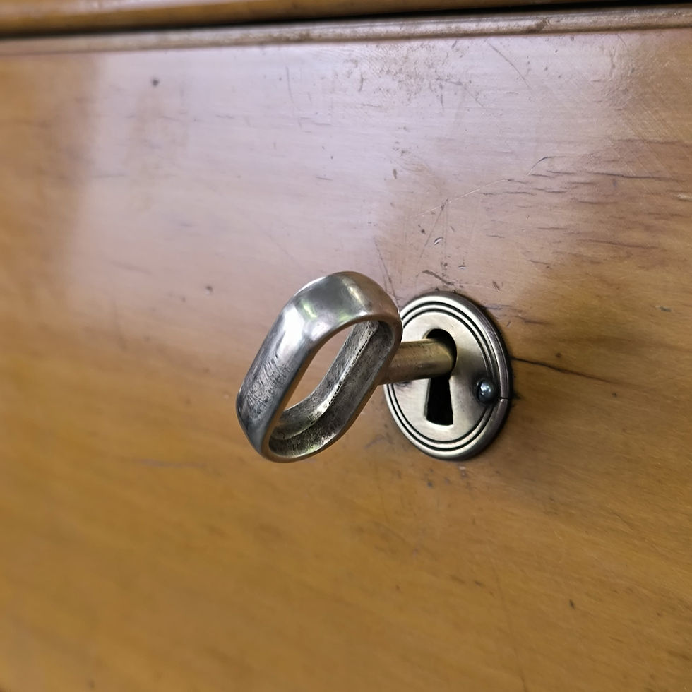 Thumbnail: Comò in legno chiaro con vetro crema design italiano '50