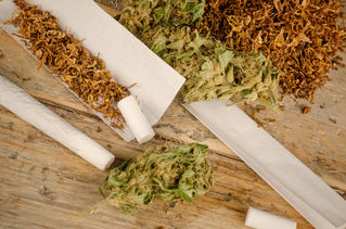 What are the characteristics of a quality rolling paper?
