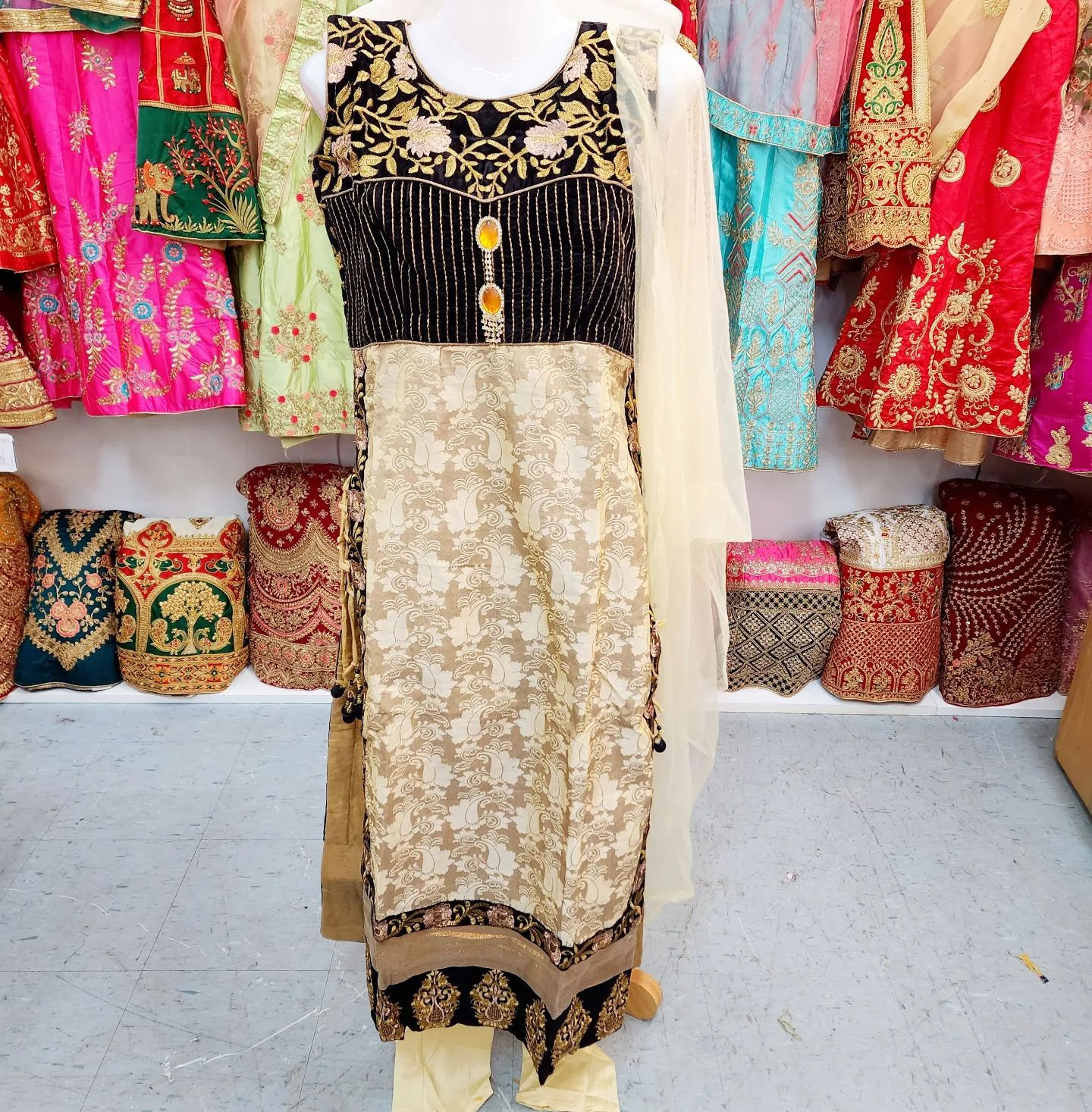 Velvet suit with Lacework