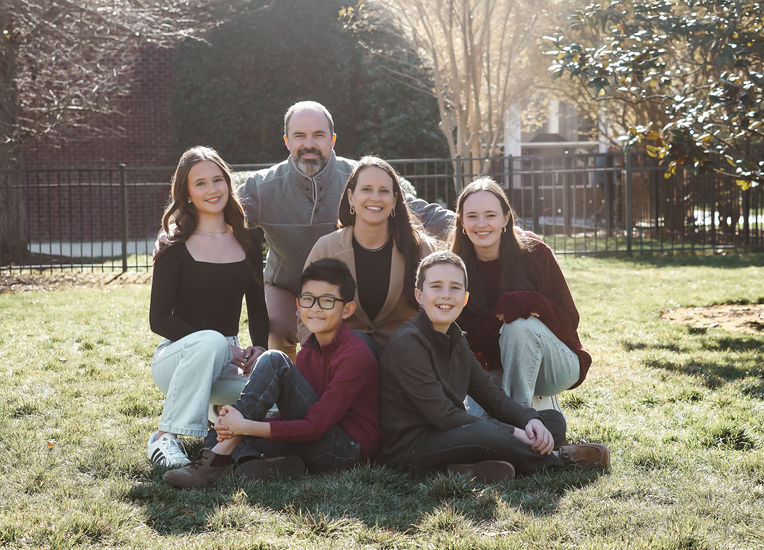 Extended family gathered together outdoors for a seasonal family photo session.