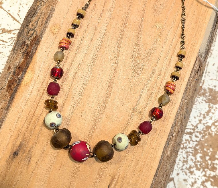 Collier rouge et orange avec des perles artisnales du Ghana