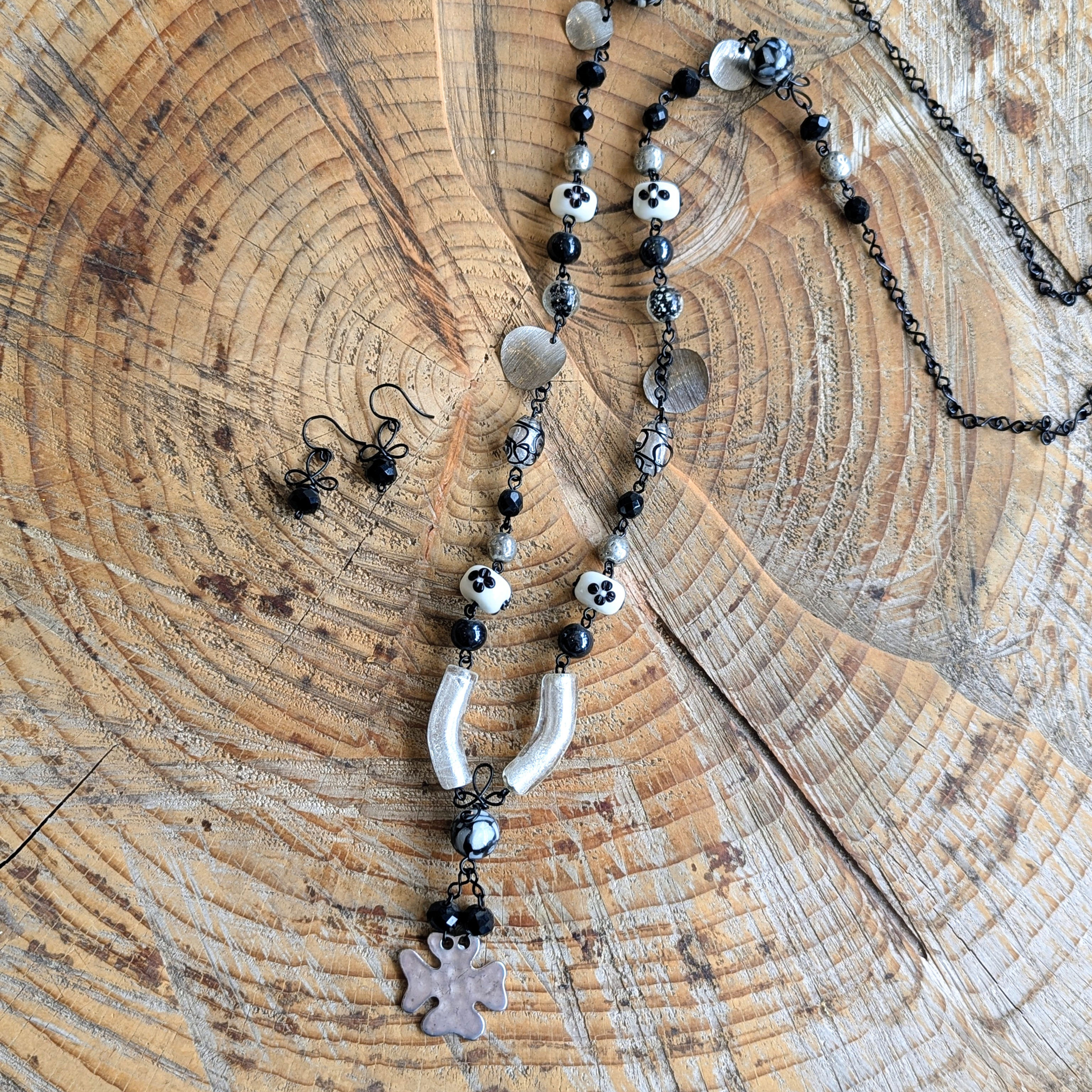 long collier noir et blanc