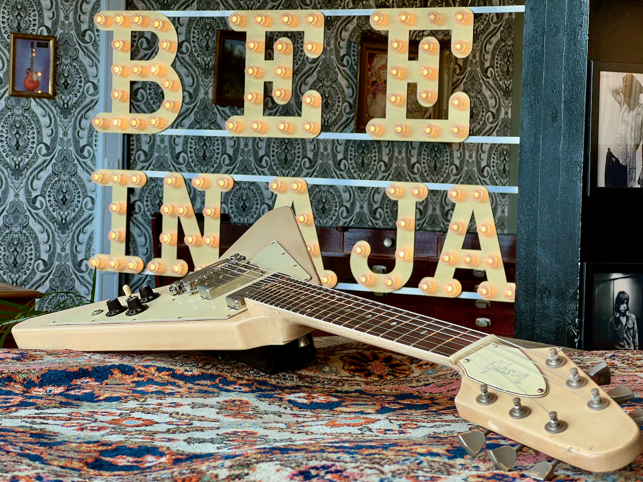 1982 Gibson Flying V Alpine White - Thumbnail 3