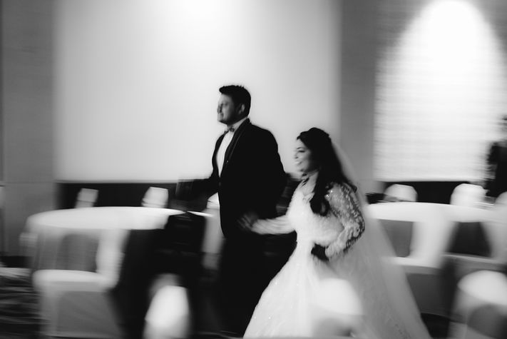 Couple’s candid moment captured while entering reception hall