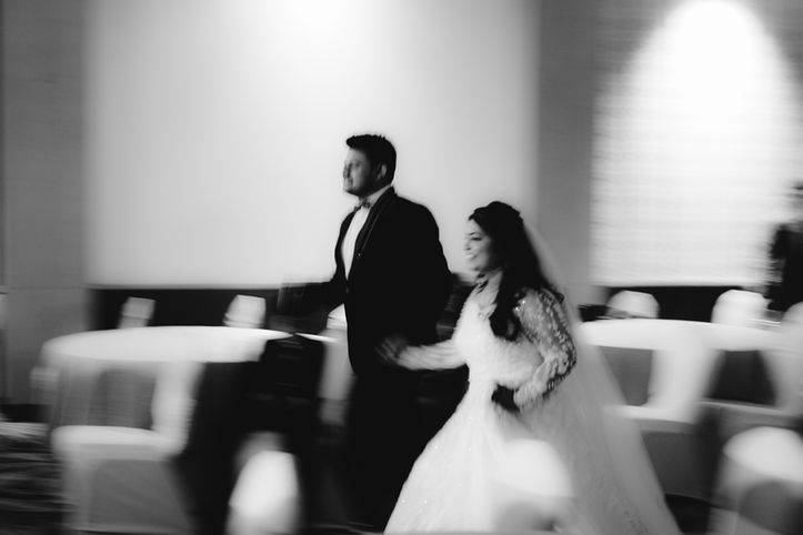 Couple’s candid moment captured while entering reception hall