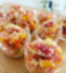 Glaasje met serranoham en mango/geroosterde paprikasalade