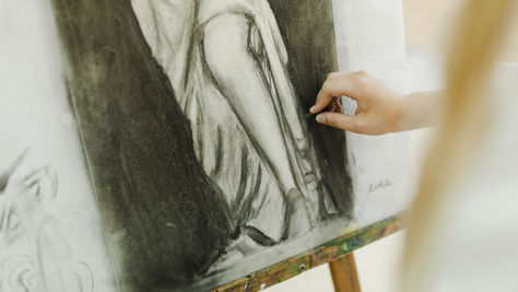A picture of an artist sketching.