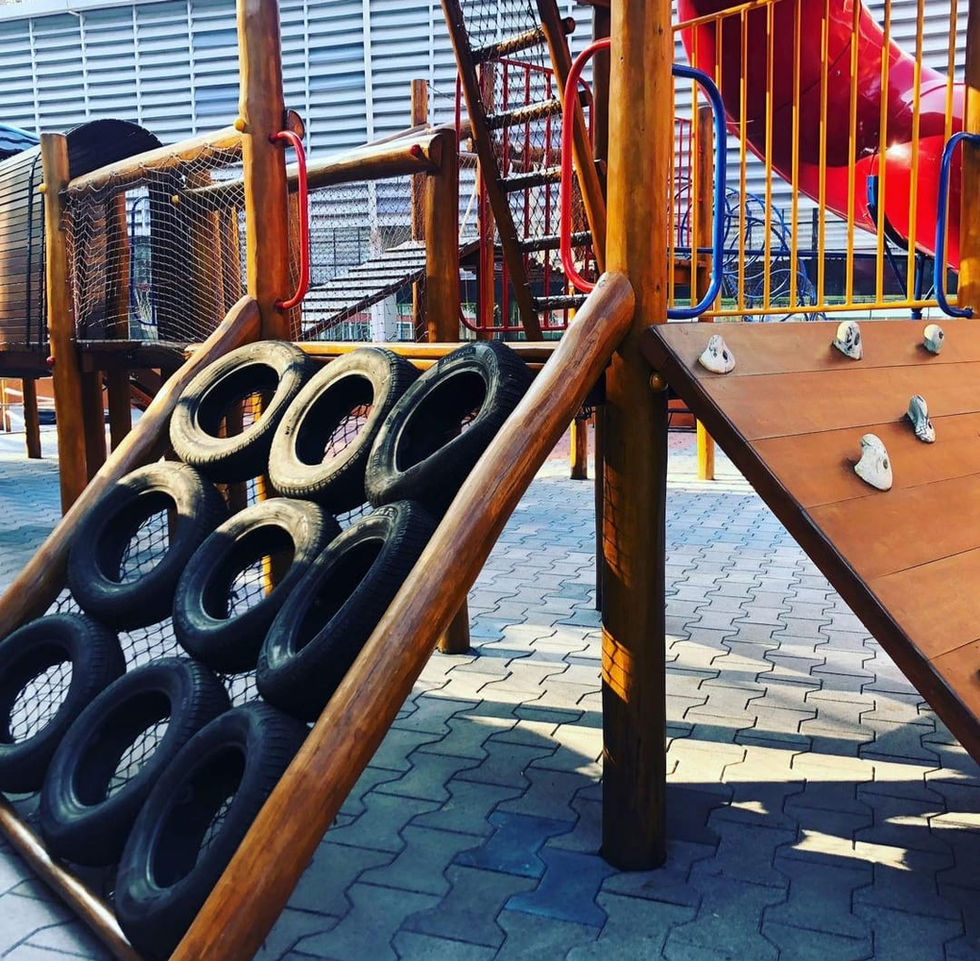 restauração e manutenção de brinquedos de madeira de eucalipto em playground