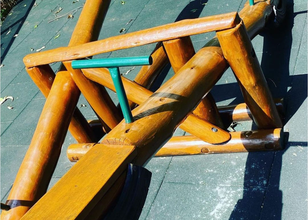 restauração e manutenção de brinquedos de madeira de eucalipto em playground