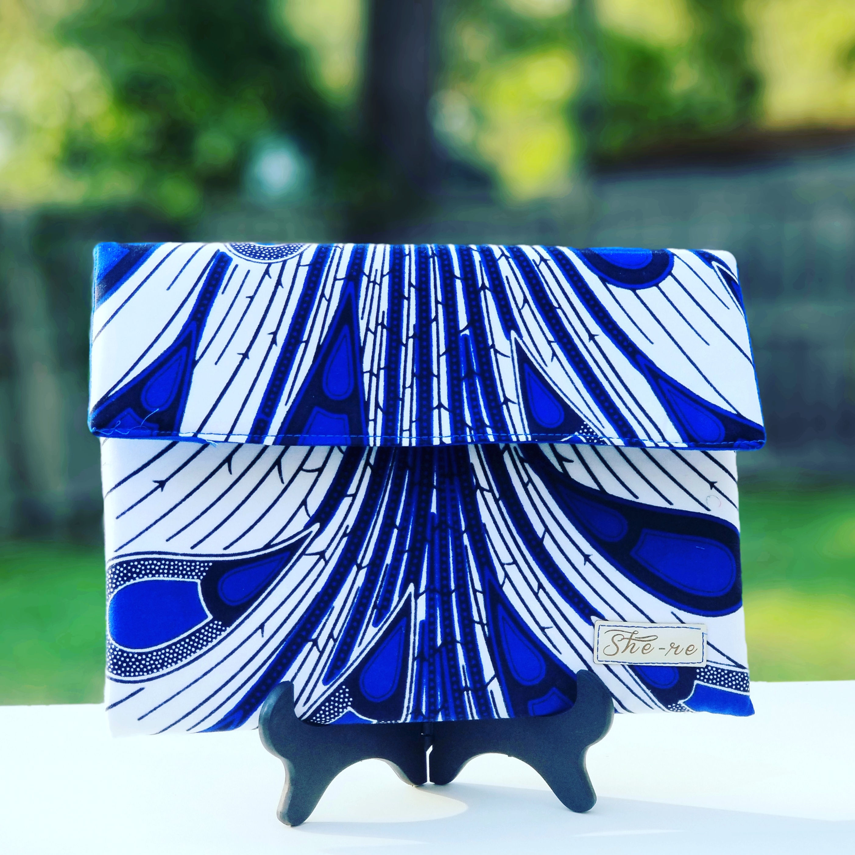 Pochette pavone blu e bianca