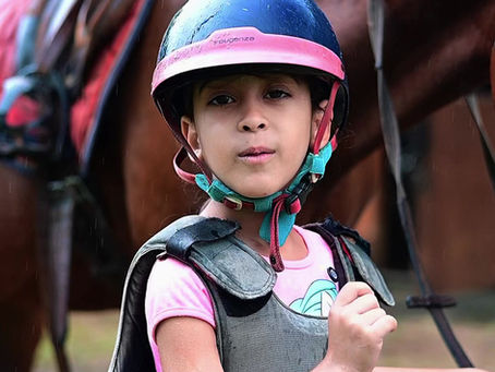  O futuro de um grande cavaleiro começa com a primeira montaria.