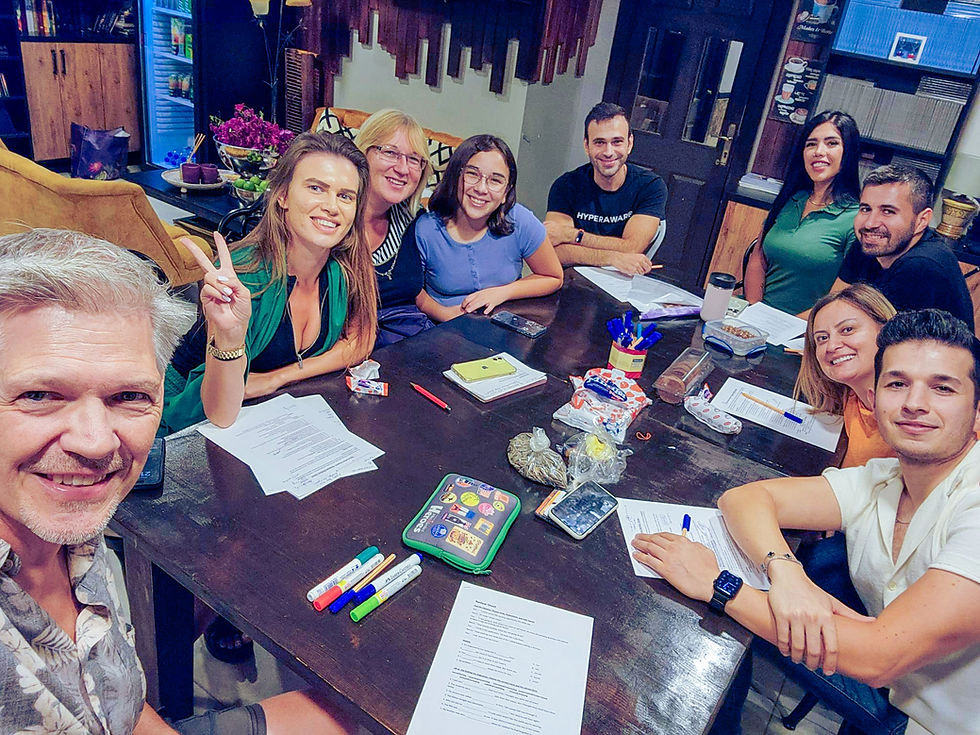 Фотография счастливых профессионалов, изучающих профессиональный английский у американского преподавателя