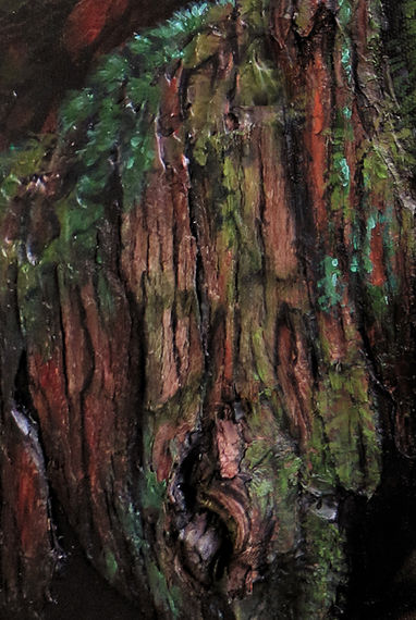 Peinture d'une souche d'arbre située dans un sous-bois. Cette peinture à l'acrylique et médiums mixtes inclue de véritables morceaux d'écorce de cèdre.