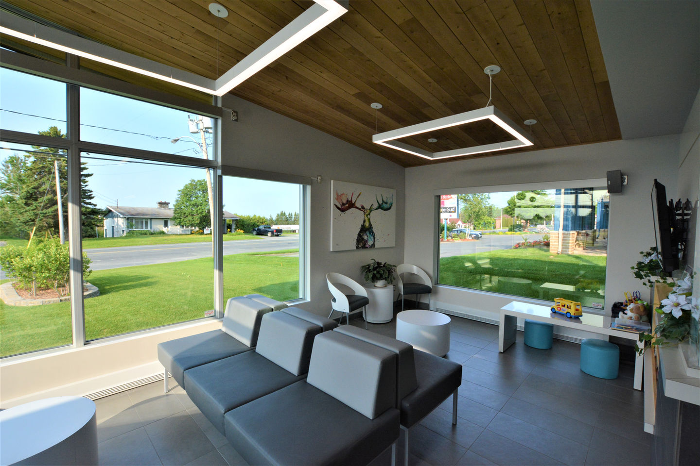 Le Centre Dentaire Etchemins, offre des soins dentaires complets à Lac Etchemin! Nous offrons des services dentaires, orthodontique et esthétique.   

De la consultation dentaire aux soins d'urgence dentaire.  Que ce soit pour des radiographies dentaires, implants dentaires, couronne, prothèses ou le traitement des caries. Besoin d'un blanchiment dentaire ou d'un traitement orthodontique invisible Invisalign?  

Le Centre Dentaire Etchemins propose des soins dentaires pour la famille. Chaque dentiste assure des soins dentaires pour une bonne hygiène dentaire. Les implants dentaires, couronnes dentaires, les prothèses dentaires, les traitements de canal, la chirurgie et la greffe des gencives. 

 Nous offrons des traitements d'orthodontie et de blanchiment des dents. 

 Le nettoyage dentaire est crucial pour votre santé bucco-dentaire afin de prévenir les caries dentaires. 

 Votre santé bucco-dentaire, c'est au Centre Dentaire Etchemins de Lac-Etchemin en Chaudière-Appalaches. 