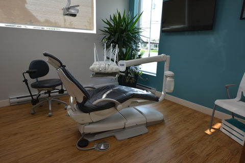 Le Centre Dentaire Etchemins, votre destination pour des soins dentaires complets à Lac Etchemins! 
Nous offront une gamme complète de services dentaire, orthodontique et esthétique. De la consultation dentaire aux soins d'urgence, nous sommes là pour vous. 
Que ce soit pour des implants dentaires, des prothèses ou le traitement des caries, nous vous offrons des soins personnalisés et préventifs pour maintenir votre sourire éclatant.
Besoin d'un blanchiment dentaire ou d'un traitement orthodontique Invisalign? Nous avons une équipe de professionnels et de dentistes. 
Notre expertise inclut également les traitements de canal et la greffe des gencive. 
Votre santé bucco-dentaire est entre de bonnes mains au Centre Dentaire Etchemins.Lac Etchemins. Chaudière Appalaches.
