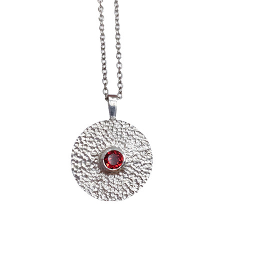 Pendentif en argent sertie d'un grenat.