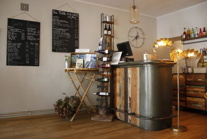 Réception de restaurant rustique, menu et vins