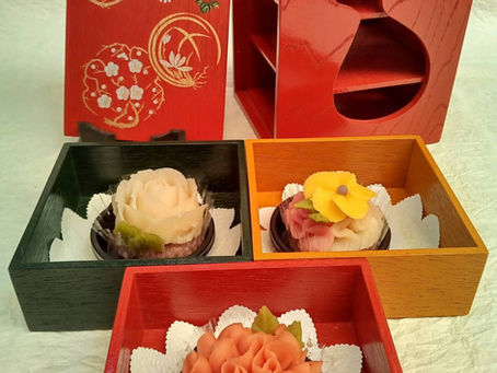 遊山箱に和菓子を詰めて、2。