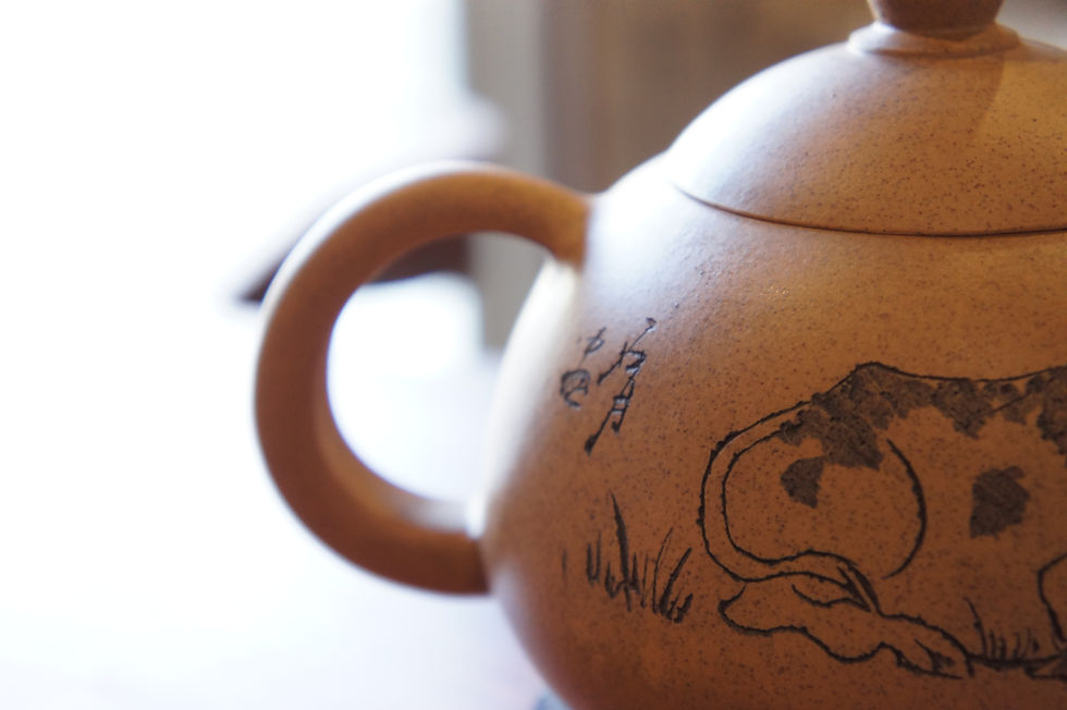 サムネイル： Hand-painted Chinese painting ceramic teapot
