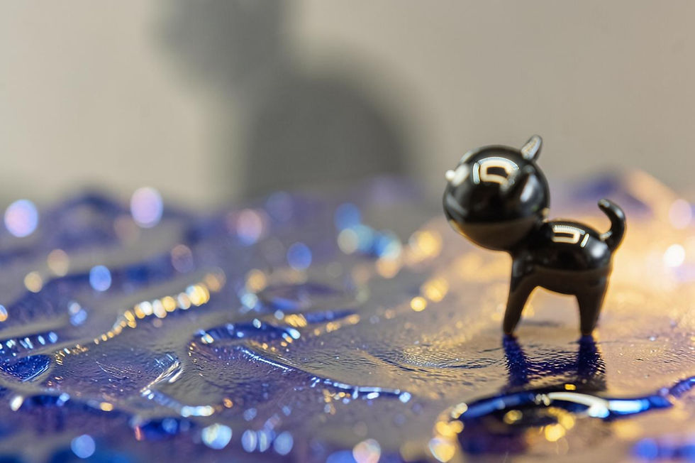 Thumbnail: Kurokabe - Black and white cats fight over fish bones with Handmade Glass Burnin