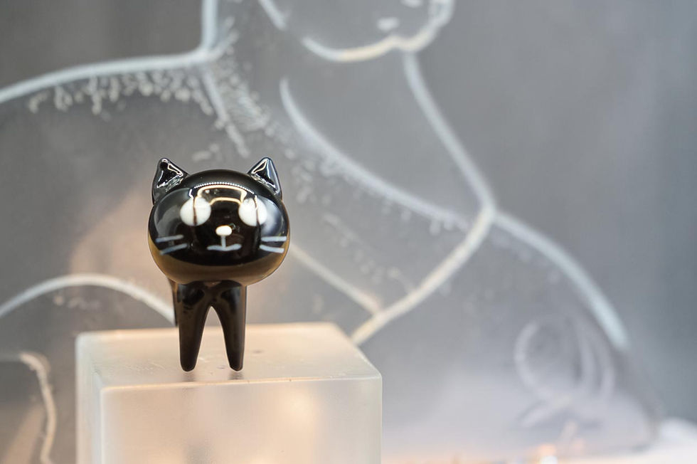 Thumbnail: Kurokabe - Black and white cats fight over fish bones with Handmade Glass Burnin