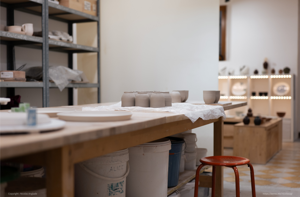 Intérieur de l'atelier, fabrication de tasses en grès en cours