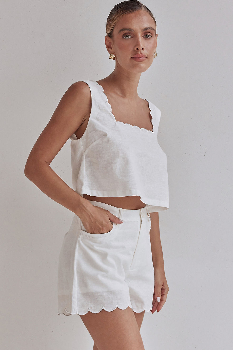 Miniatura: White Linen Shorts with Scalloped Hem – Lightweight & Chic