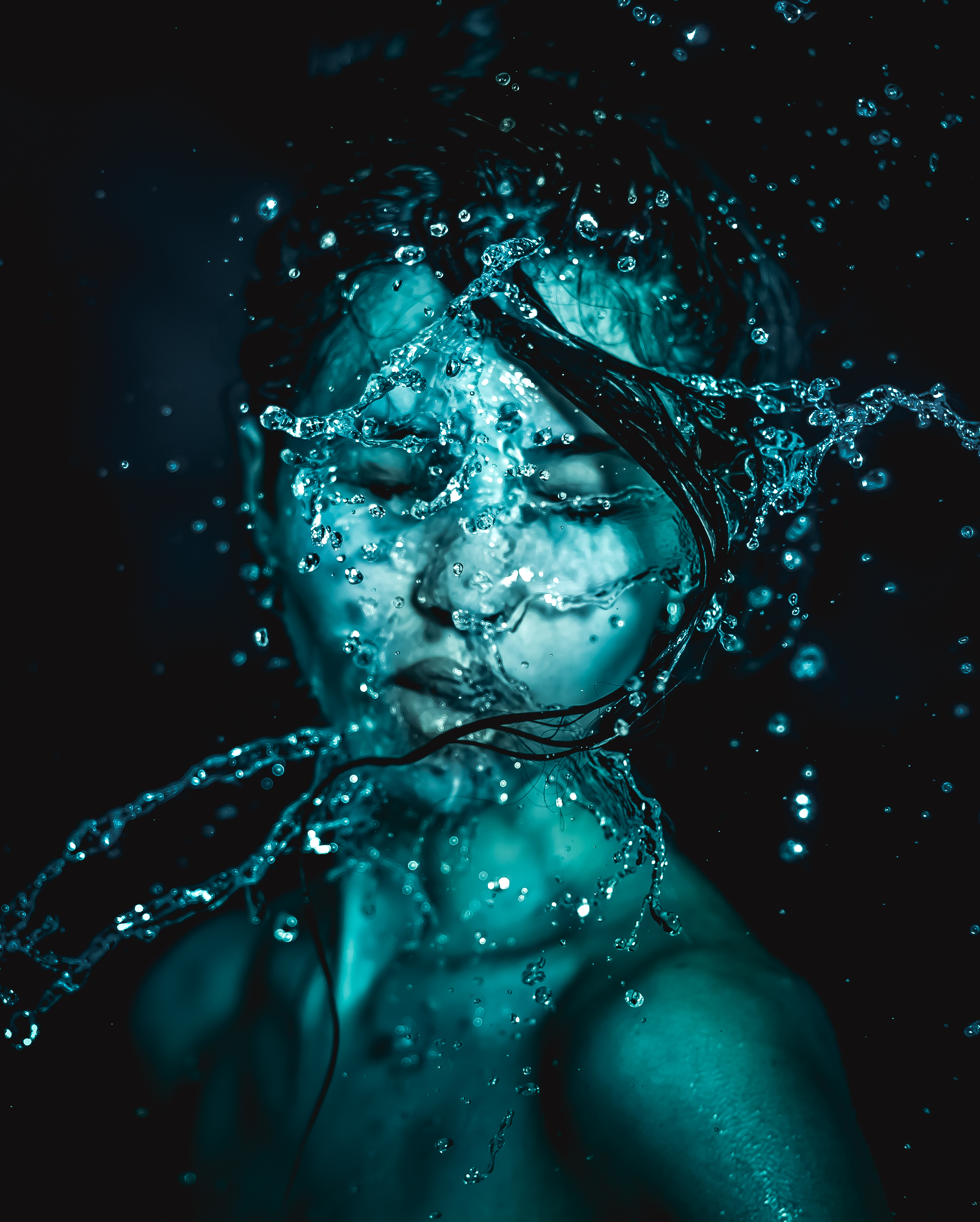 Струя воды девушка