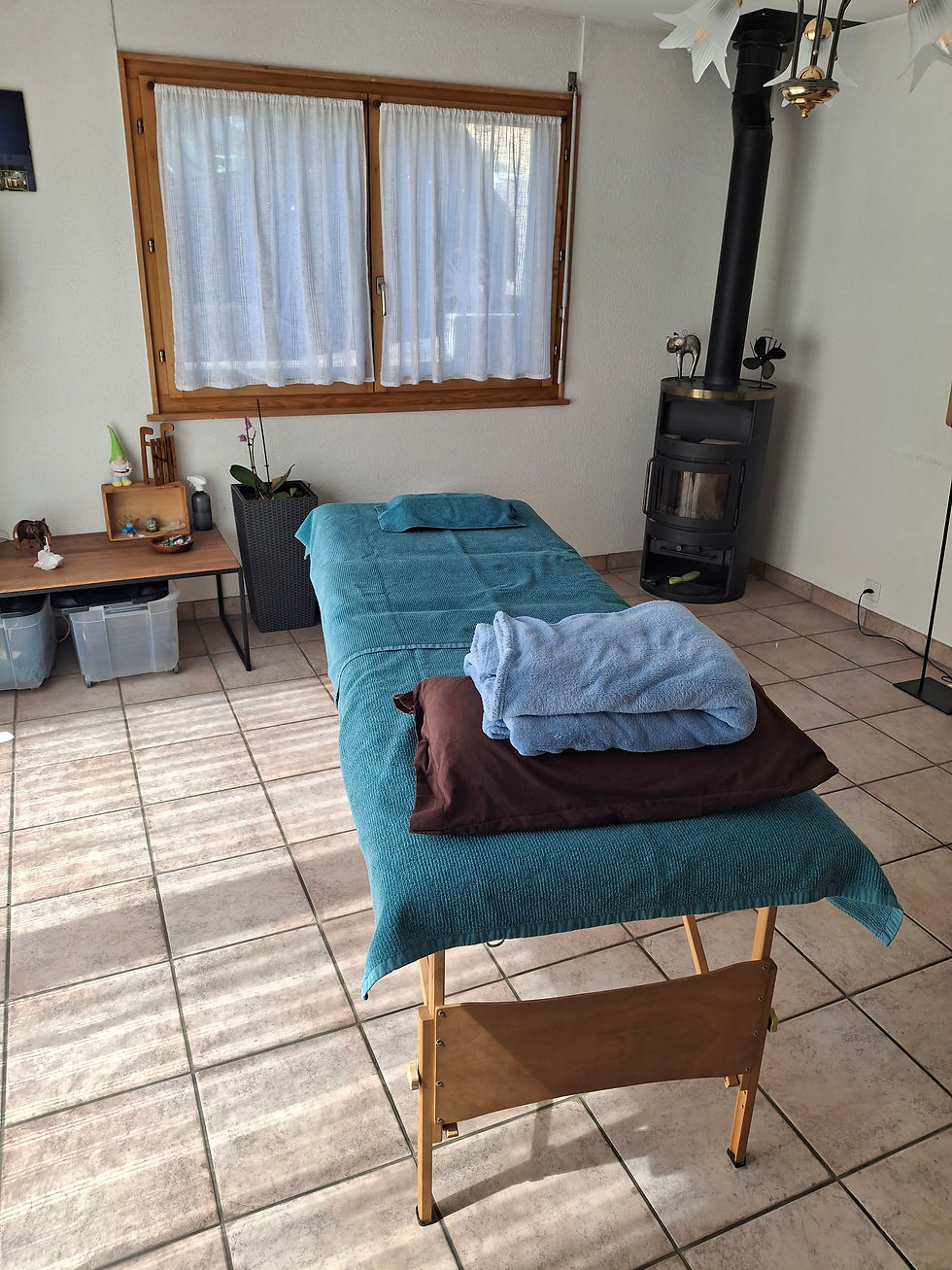 Table de massage dans un cabinet de soin énergétique
